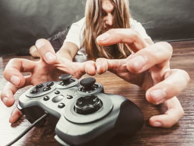 Jeune homme se jetant sur une manette de console de jeux vidéos